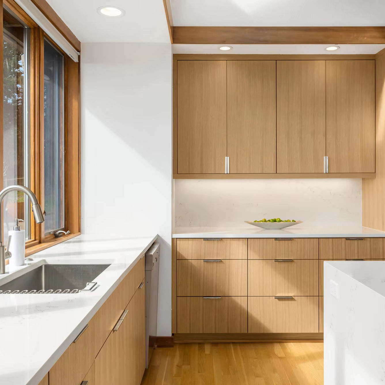 American Hot Selling Custom Made White Oak Wood Veneer Kitchen Cabinet for Sale